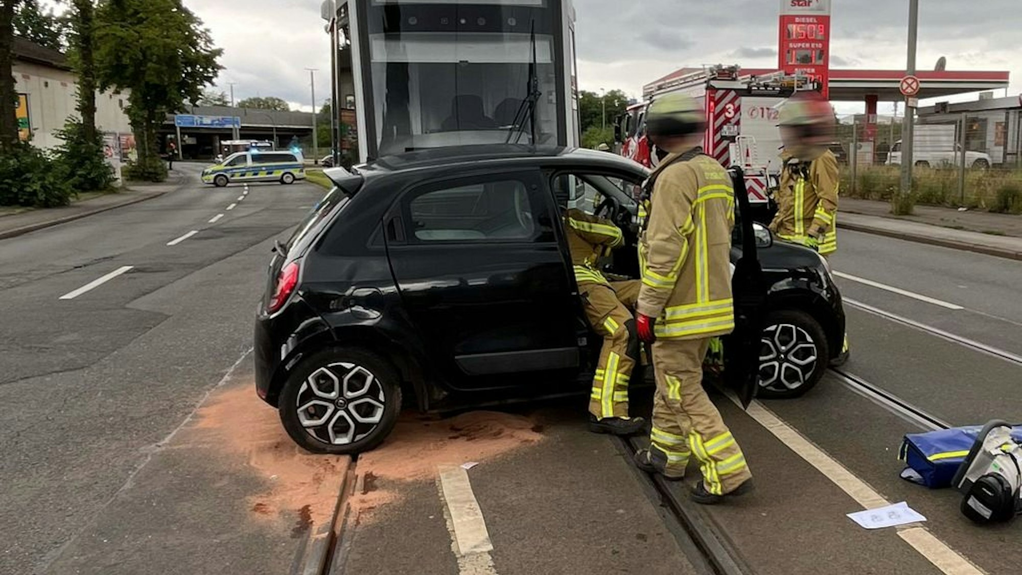 Verkehrsunfall zwischen einem Auto und einer Straßenbahn der Linie 901 in Duisburg-Beeck auf der Friedrich-Ebert-Straße.