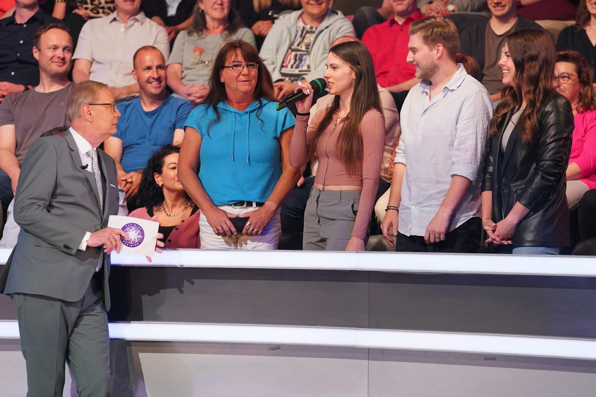 Lydia Lachmann (links) wurde von der eigenen Familie wegen Besserwisserei als Überraschungsgast in die Show geladen. (Bild: RTL / Stefan Gregorowius)
