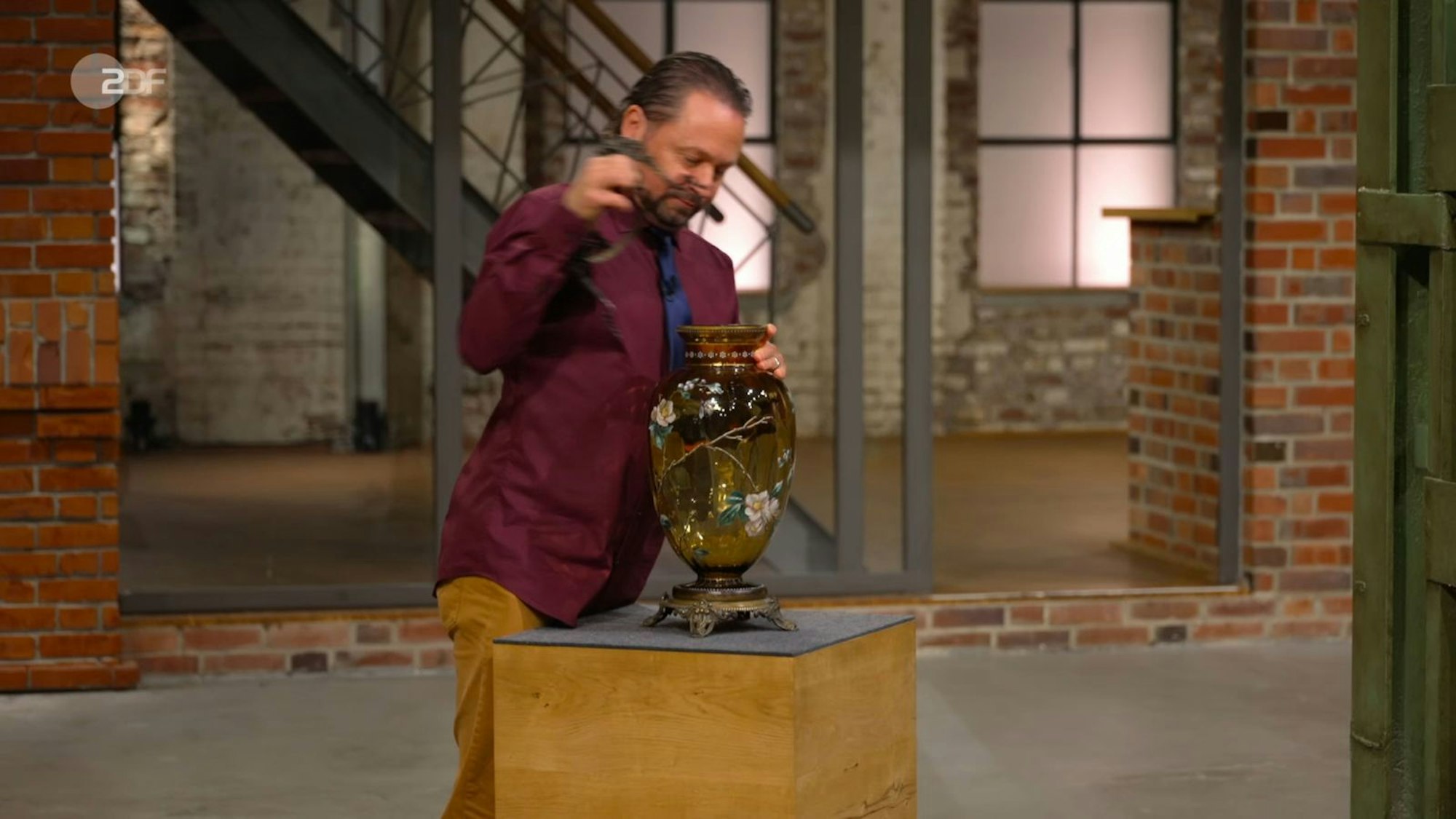 „Wie mir die Vase viel besser gefällt ...“, kündigte Wolfgang Pauritsch an und entfernte überraschend beherzt die Handhaben der Vase. „Die Bemalung hier oben gefällt mir jetzt viel besser“, erklärte er. Die Vase überstand die Attacke. Außerdem: „Jetzt gehört sie ja mir.“ (Bild: ZDF)