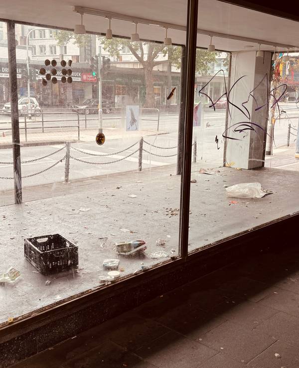Ein Glaskasten mit Unrat im Inneren.