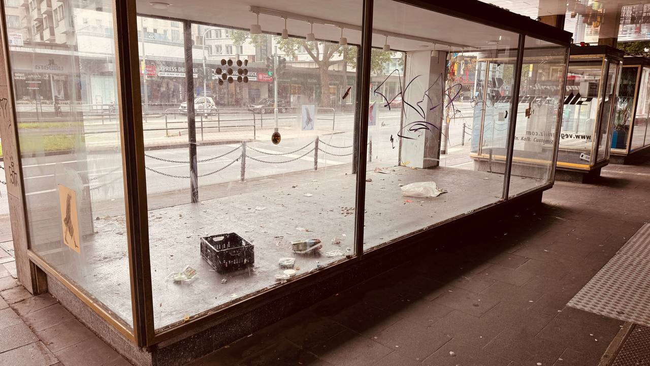 Ein Glaskasten mit Unrat im Inneren.