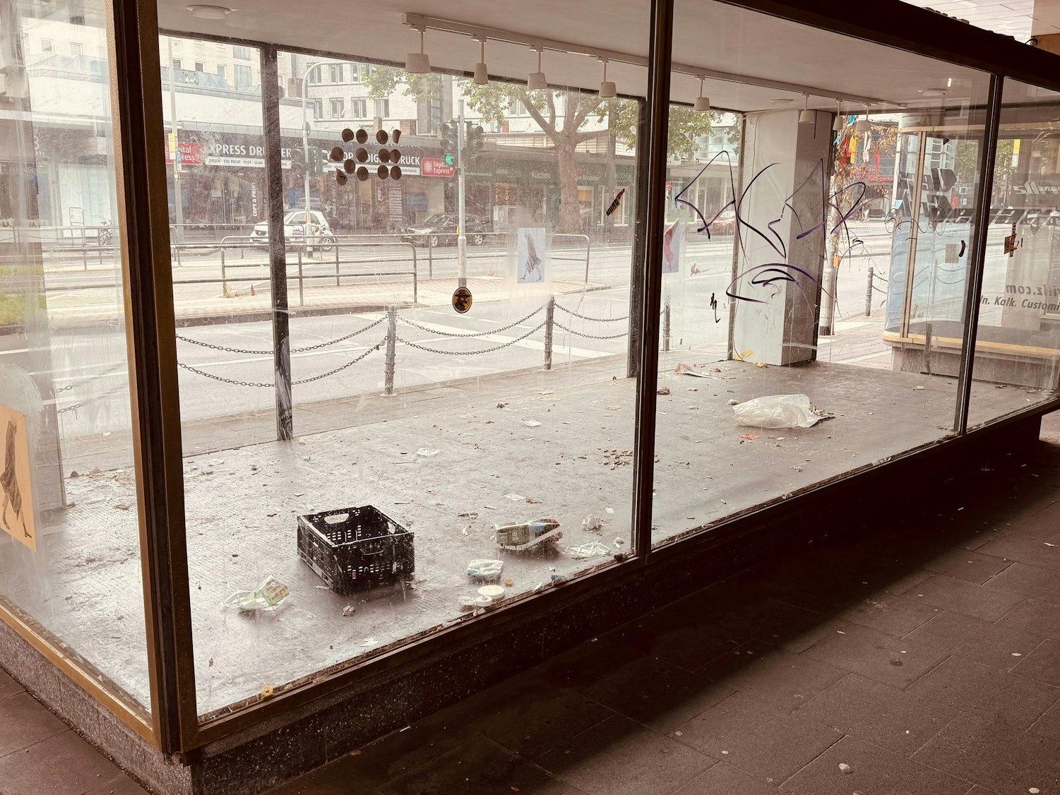 Ein Glaskasten mit Unrat im Inneren.