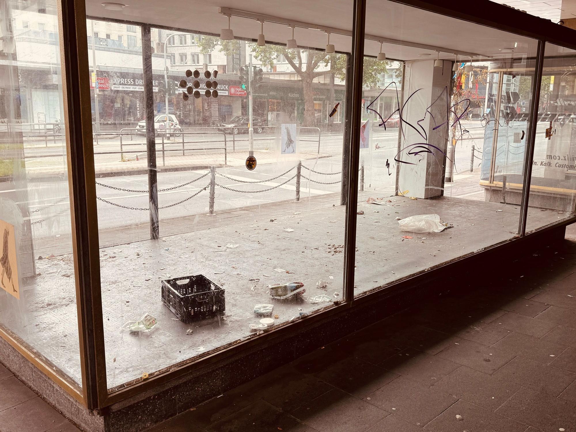 Ein Glaskasten mit Unrat im Inneren.
