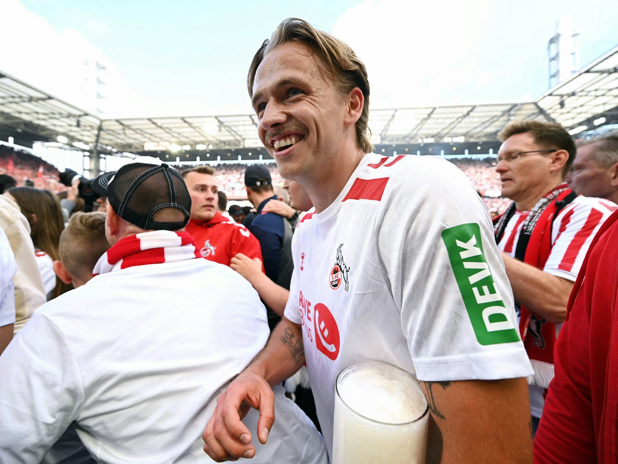 Mathias Olesen bei der Aufstiegsfeier mit dem 1. FC Köln.