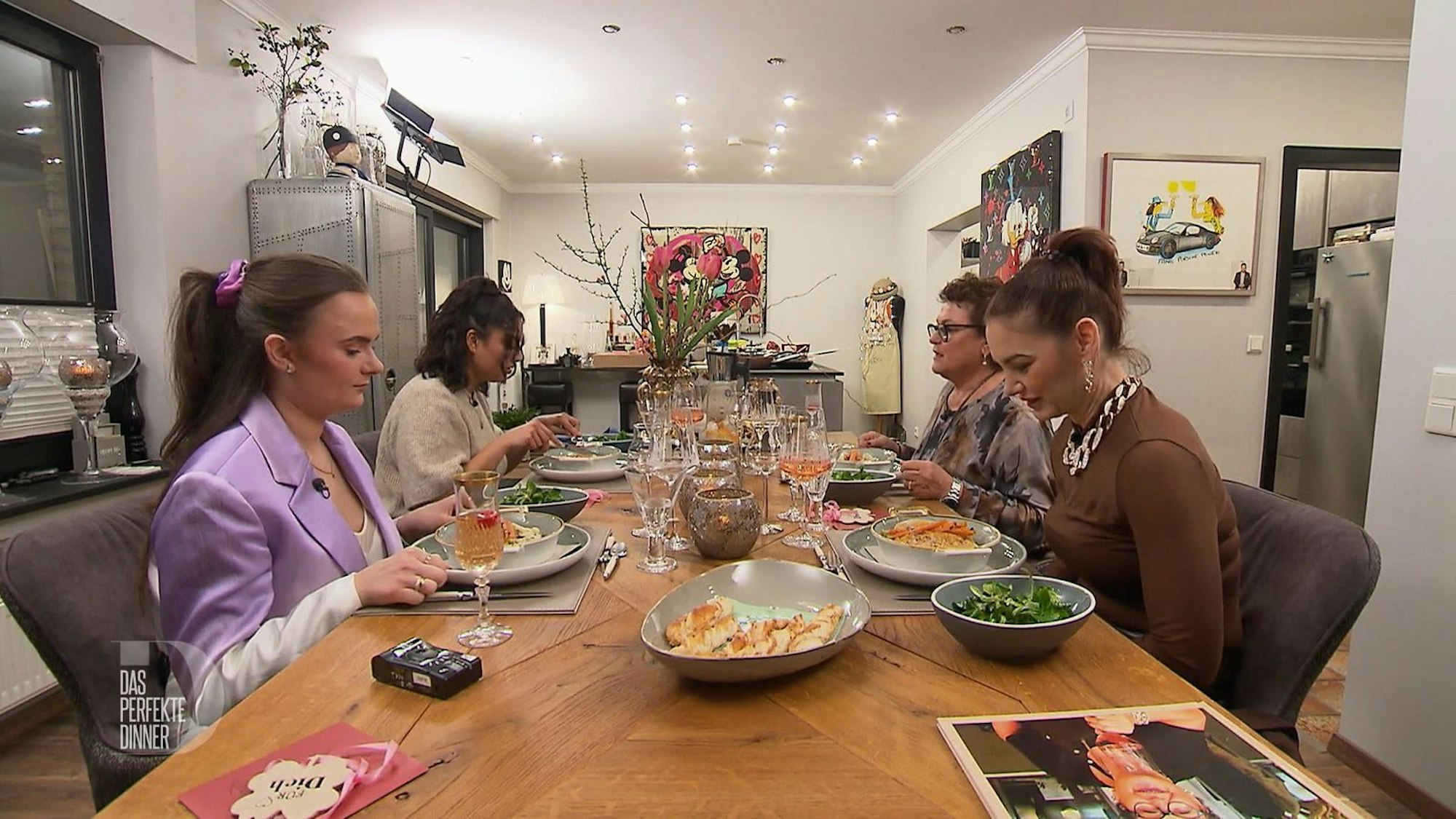 Das Hauptgericht: Kalbsragout mit Kräuterspatzen. Pescetarierin Melanie bekommt Fisch.
(Bild: RTL)
