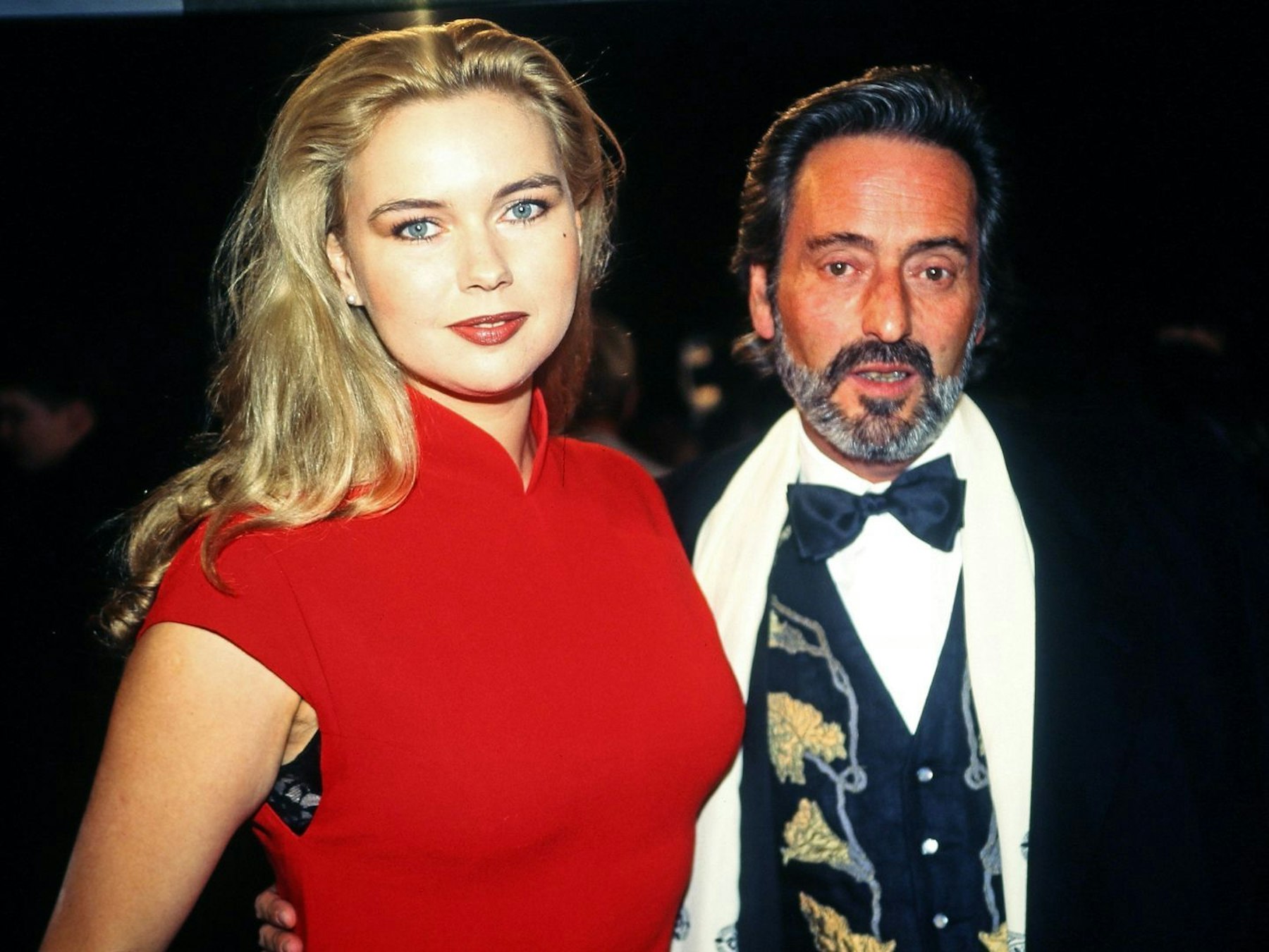 Ein Showbiz-Traumpaar der 90er-Jahre: Veronica Ferres mit Regisseur Helmut Dietl bei der Filmpremiere seines Films „Schtonk“. (Bild: IMAGO / United Archives)