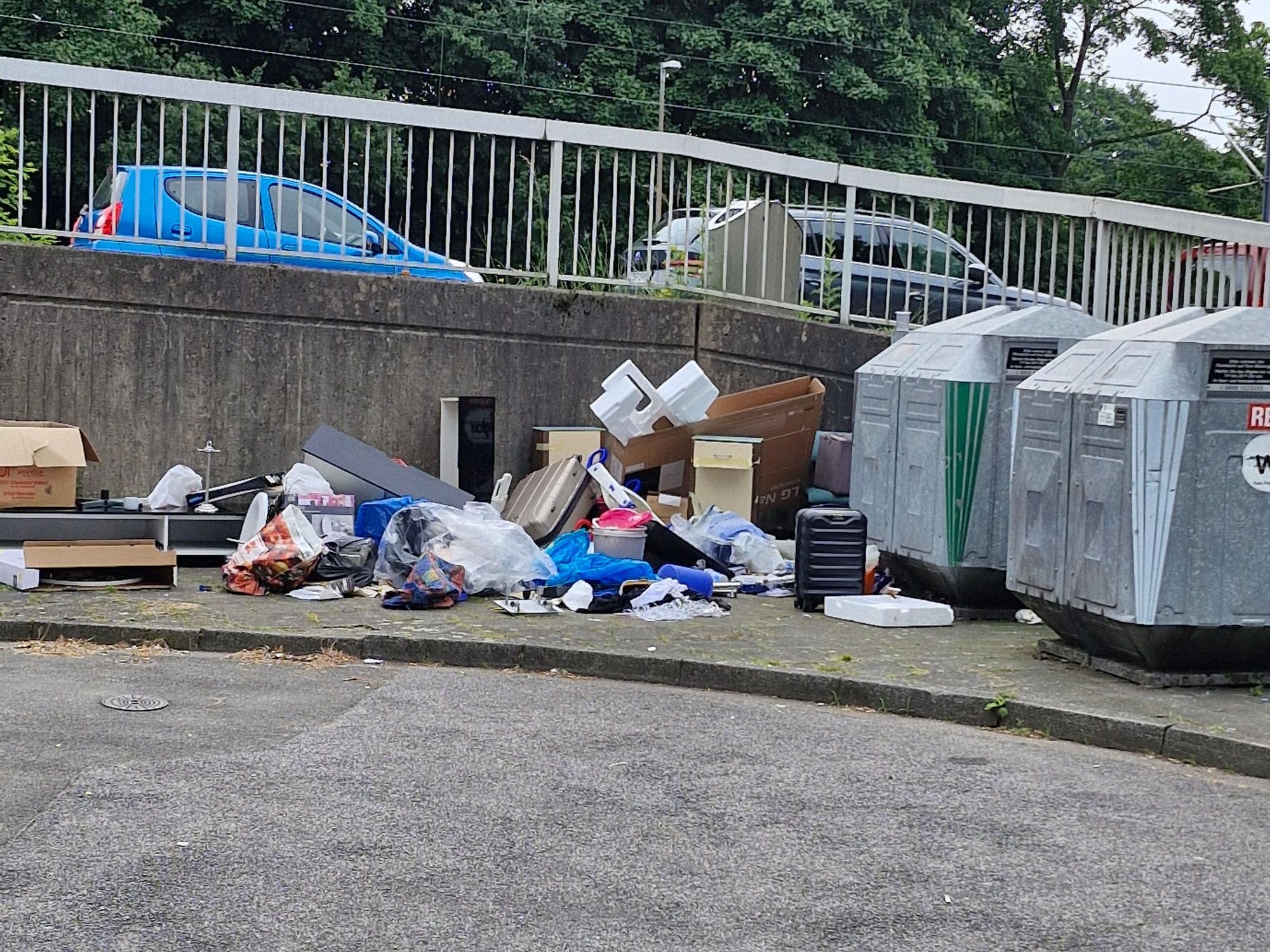 Wilder Müll liegt auf einer Straße.