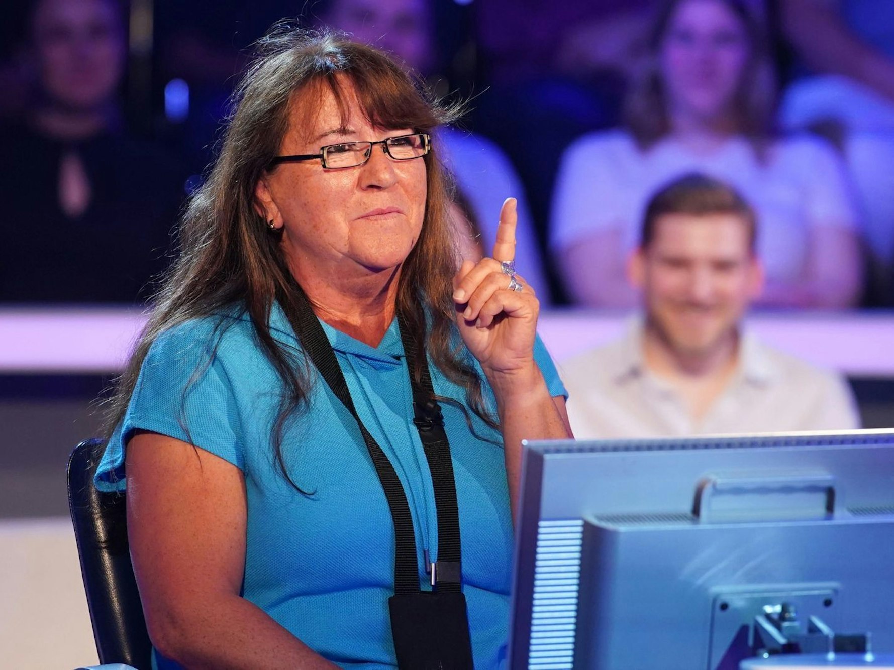 „Ein historischer Moment: Frau Lachmann stößt an ihre Grenzen“, witzelte Günther Jauch. Doch nicht nur sie. Auch Telefonjoker und Publikum wissen bei einer Frage nicht weiter. (Bild: RTL / Stefan Gregorowius)