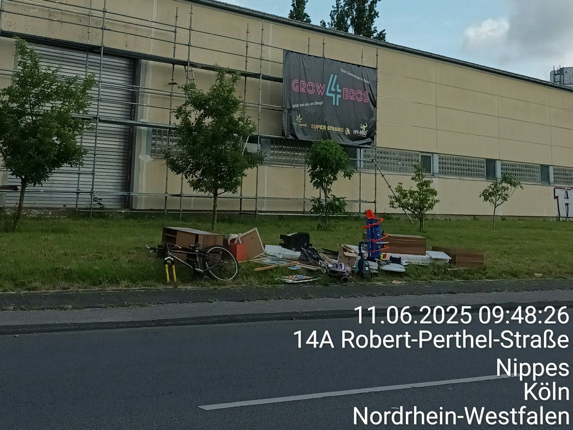 Müll liegt am Straßenrand