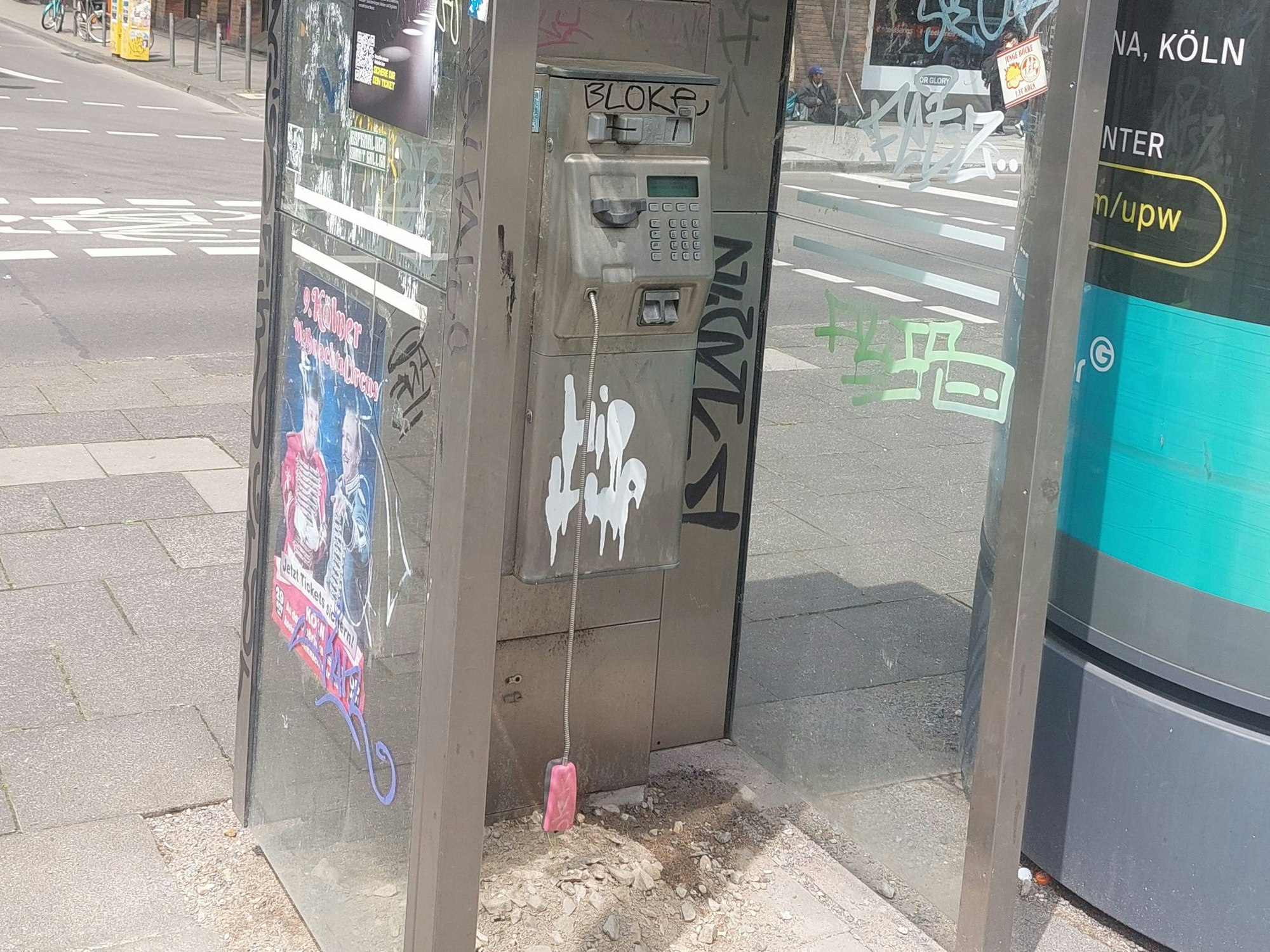 Eine versiffte Telefonzelle.