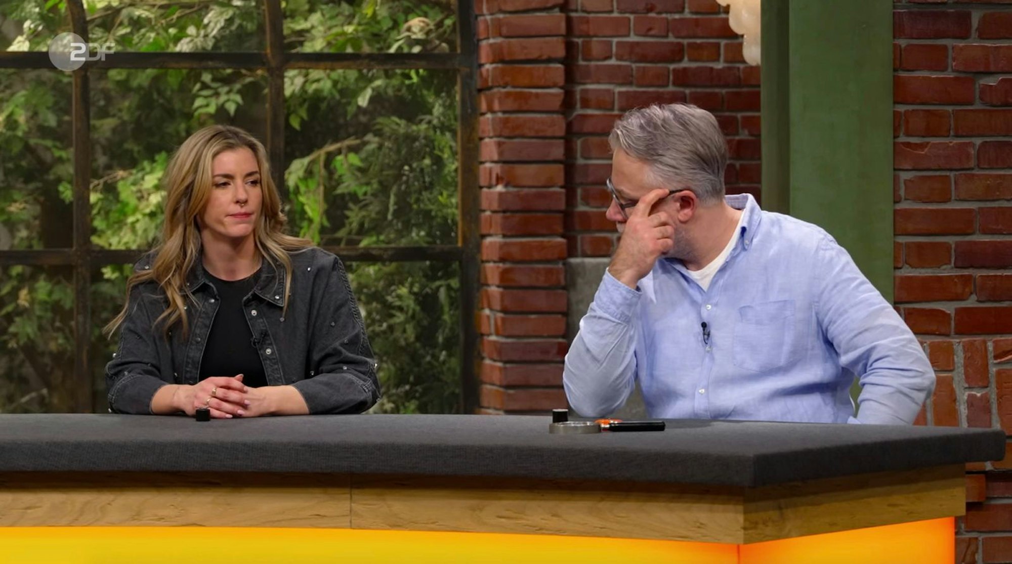 „Wir hatten neulich auch so eine im Laden, die ist aber wieder zurückgekommen und jetzt steht sie“, verzog Liza Kielon die Mundwinkel und erklärte ihr Desinteresse am Objekt. (Bild: ZDF)