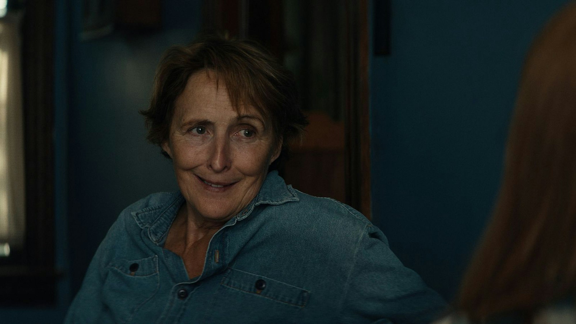 Fiona Shaw spielte in „Echo Valley“ eine Freundin Kates. Einer jener Menschen im Erzählkosmos von Brad Ingelsby, auf die man sich in der Not verlassen kann. (Bild: Apple TV+)