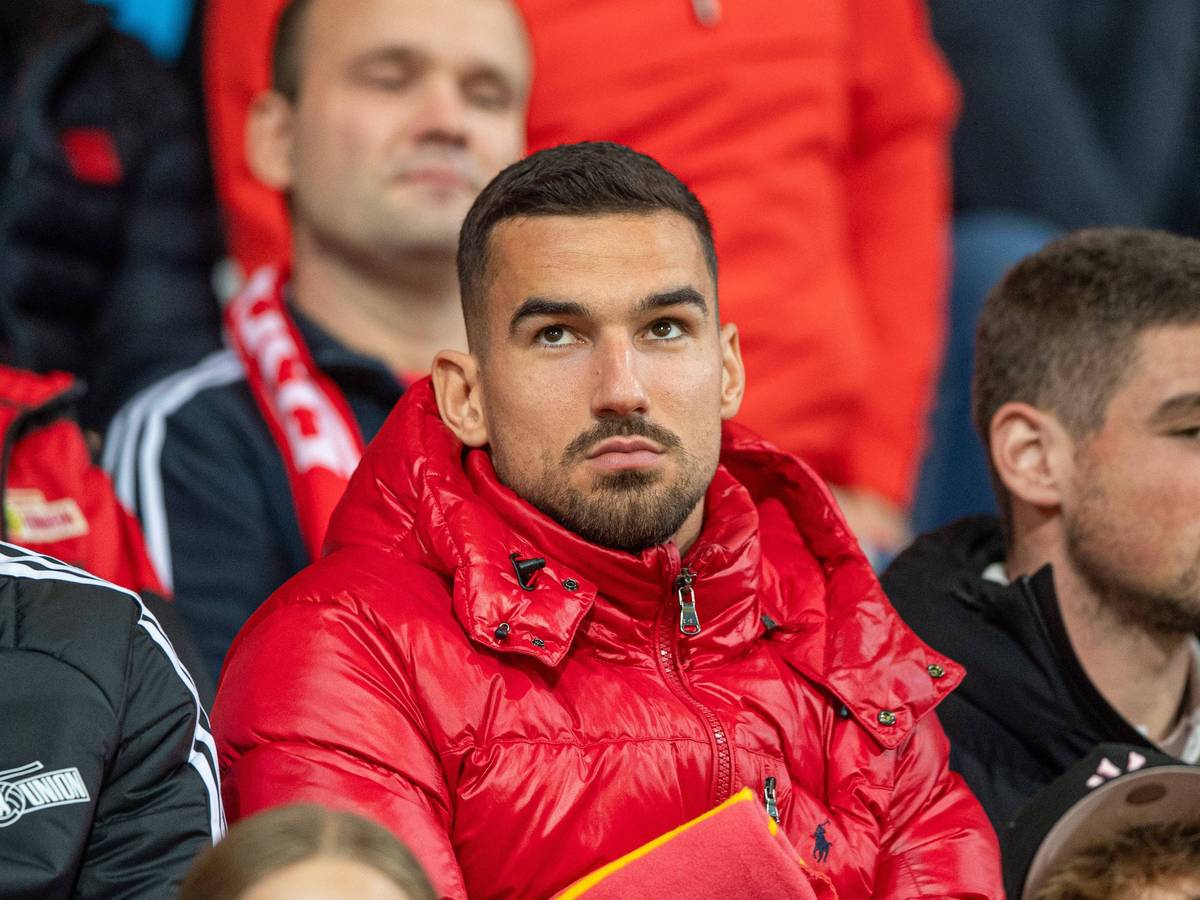 Ivan Prtajin am 27. Oktober 2024 bei einem Spiel von Union Berlin auf der Tribüne.