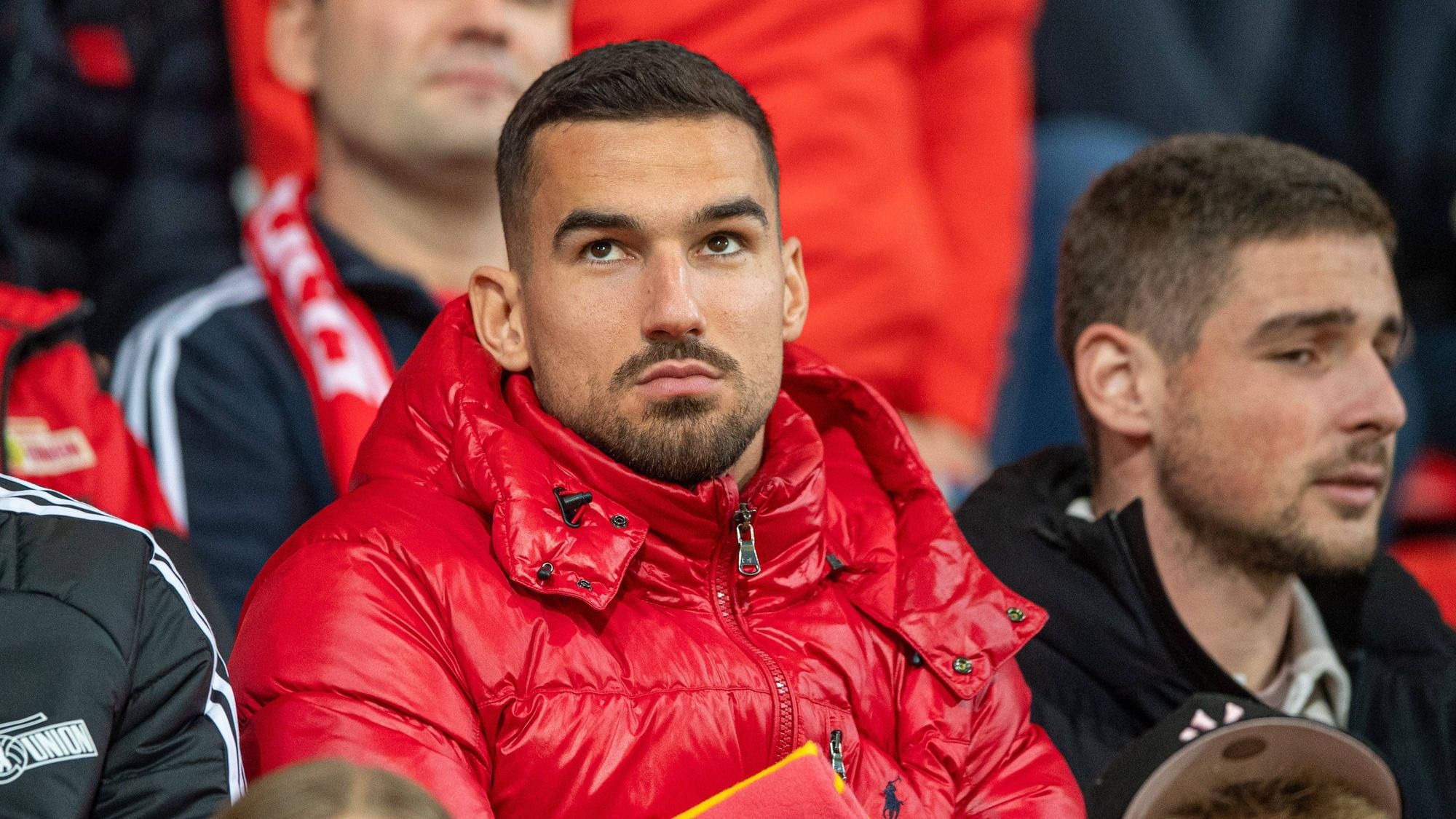 Ivan Prtajin bei einem Spiel von Union Berlin auf der Tribüne.