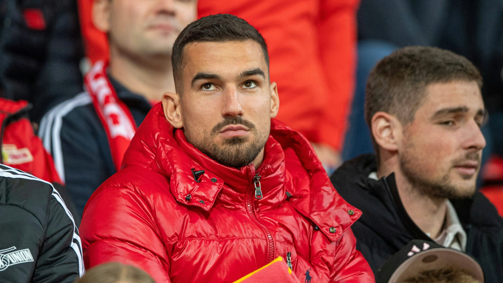 Ivan Prtajin bei einem Spiel von Union Berlin auf der Tribüne.