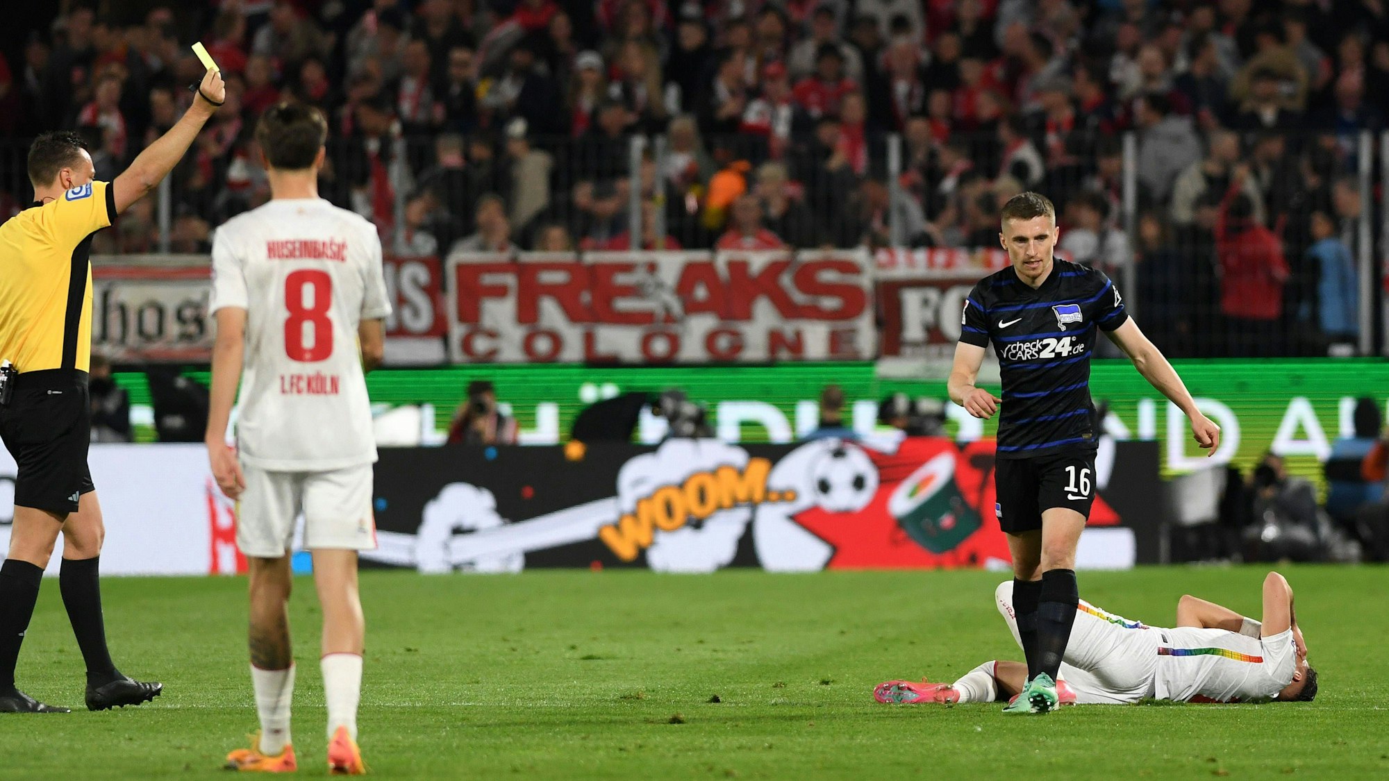 Jonjoe Kenny holt sich beim Köln-Gastspiel mit Hertha BSC seine fünfte Gelbe Karte der Saison ab.