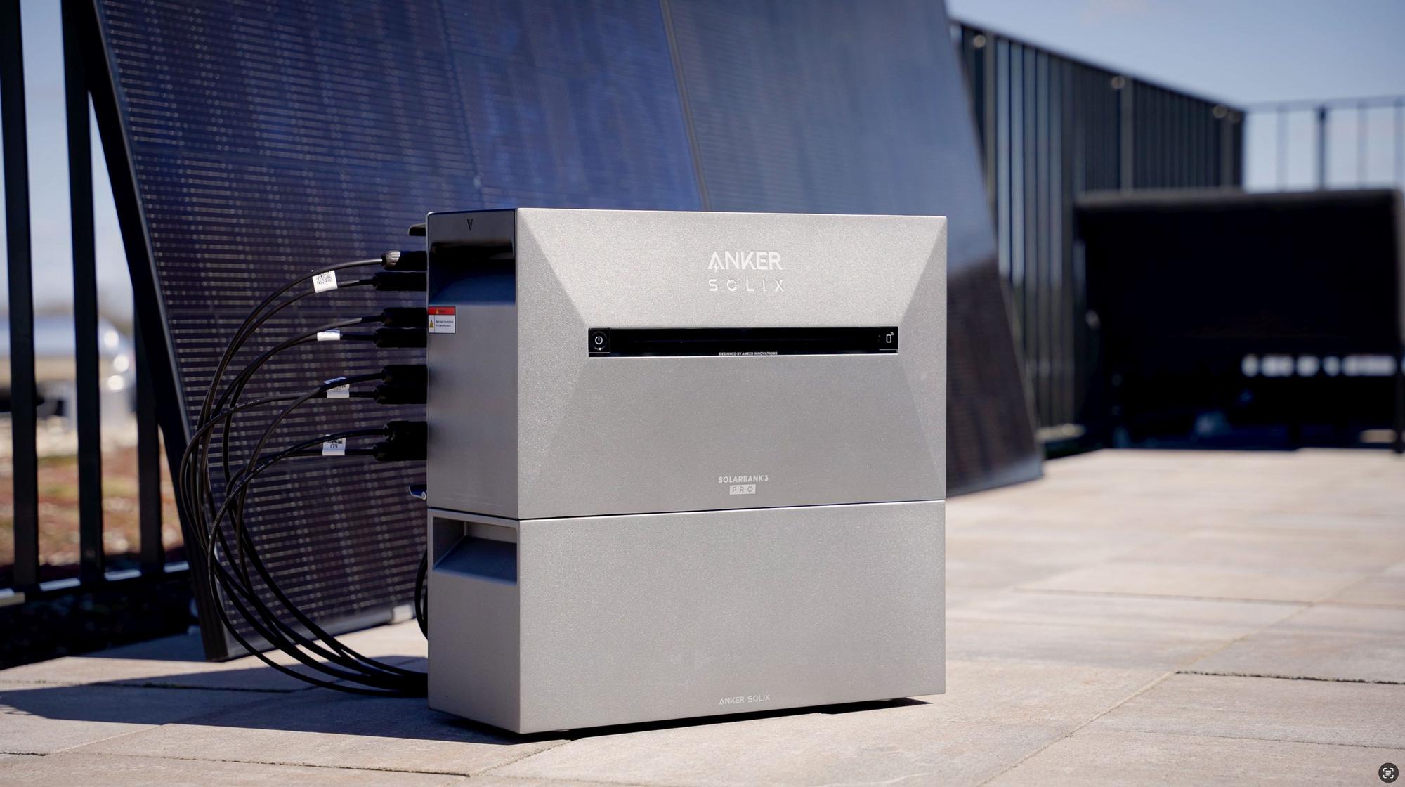 Anker Solix Solarbank 3 Pro auf einer Dachterrasse vor einem Solarpanel.