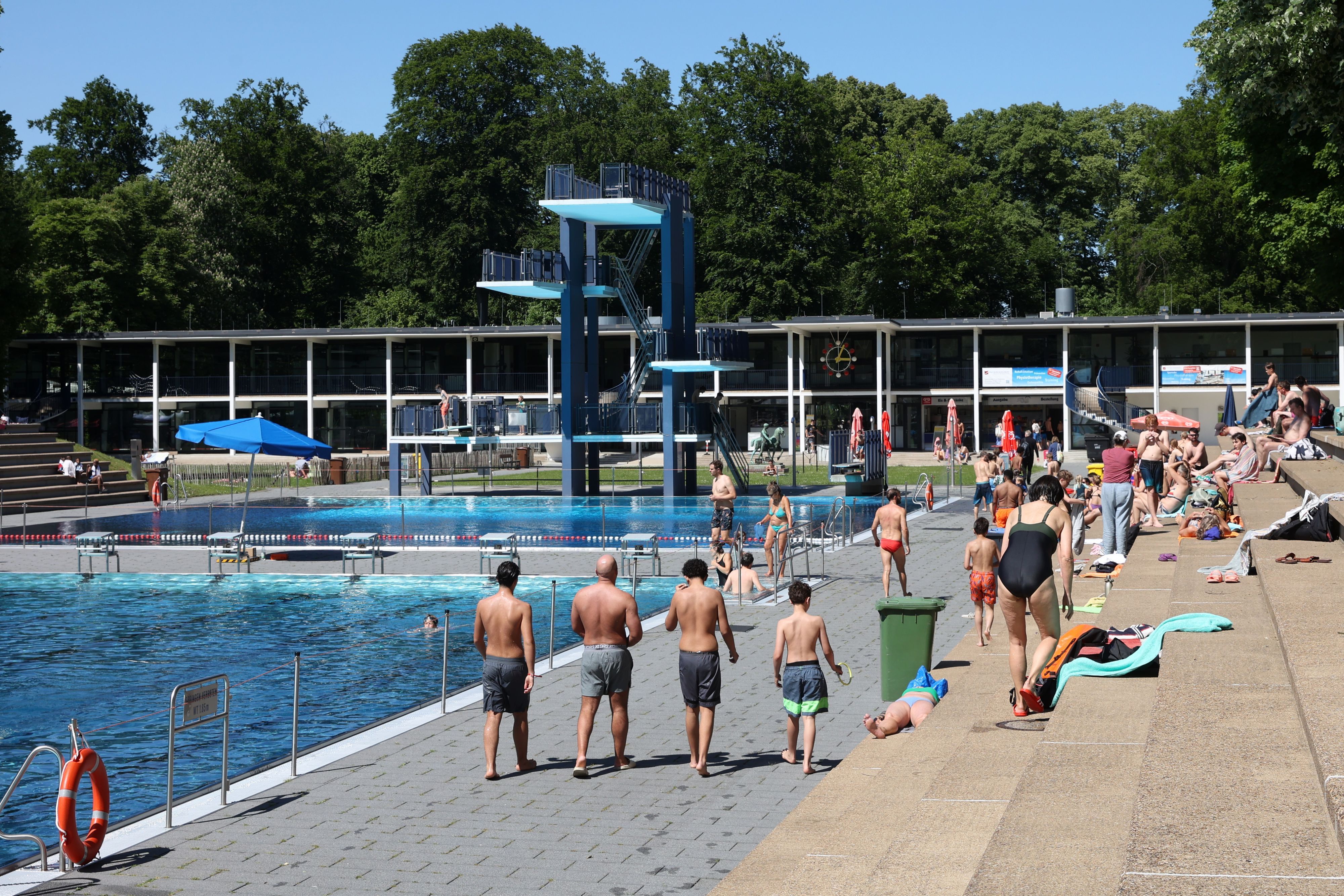 Blick in das Stadionfreibad in Köln. Freier Eintritt für unter 18-Jährige ist in Köln aktuell kein Thema.