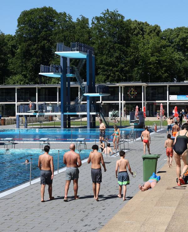Blick in das Stadionfreibad in Köln. Freier Eintritt für unter 18-Jährige ist in Köln aktuell kein Thema.