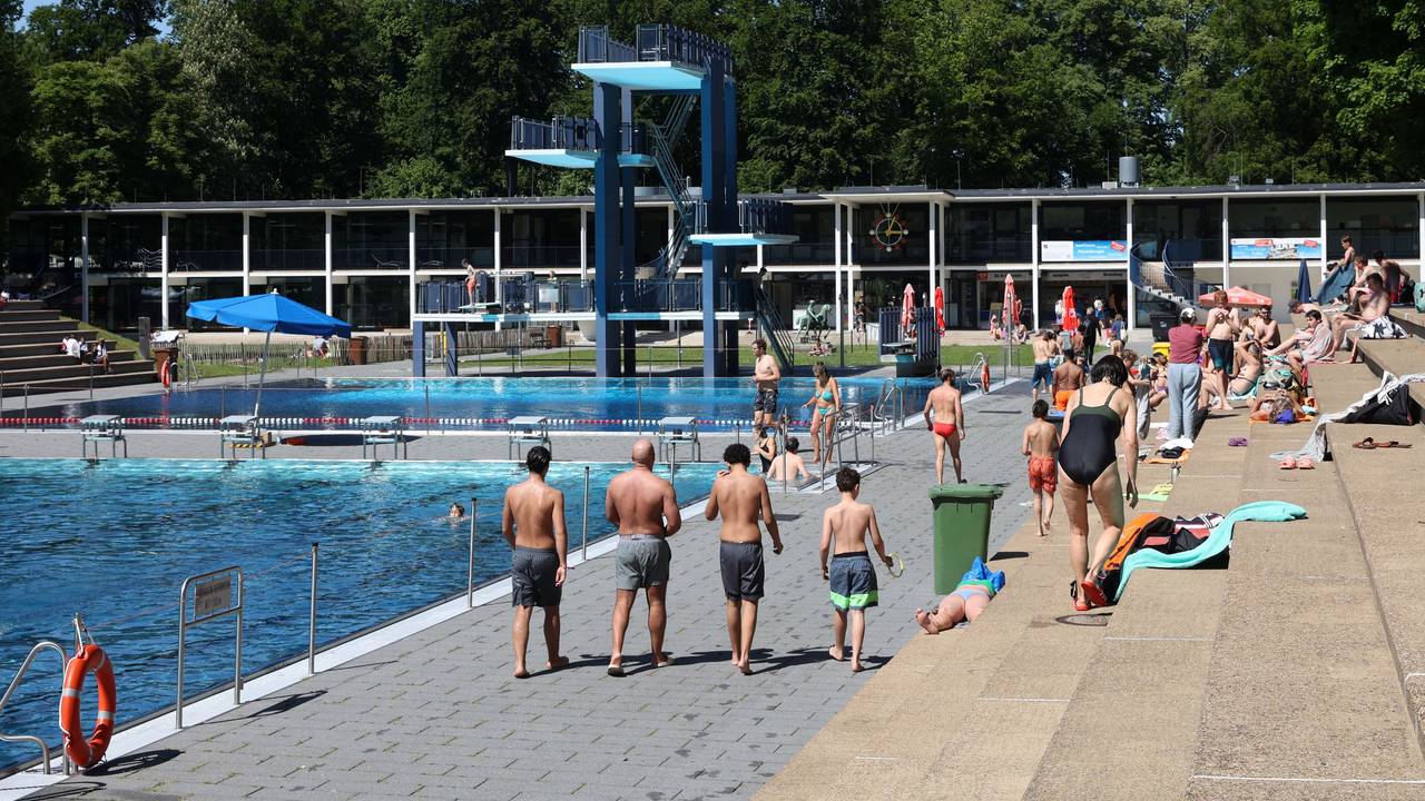 Blick in das Stadionfreibad in Köln. Freier Eintritt für unter 18-Jährige ist in Köln aktuell kein Thema.