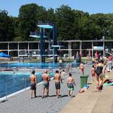 Blick in das Stadionfreibad in Köln. Freier Eintritt für unter 18-Jährige ist in Köln aktuell kein Thema.