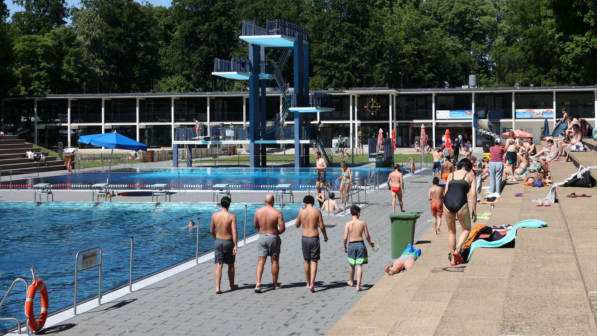 Blick in das Stadionfreibad in Köln. Freier Eintritt für unter 18-Jährige ist in Köln aktuell kein Thema.