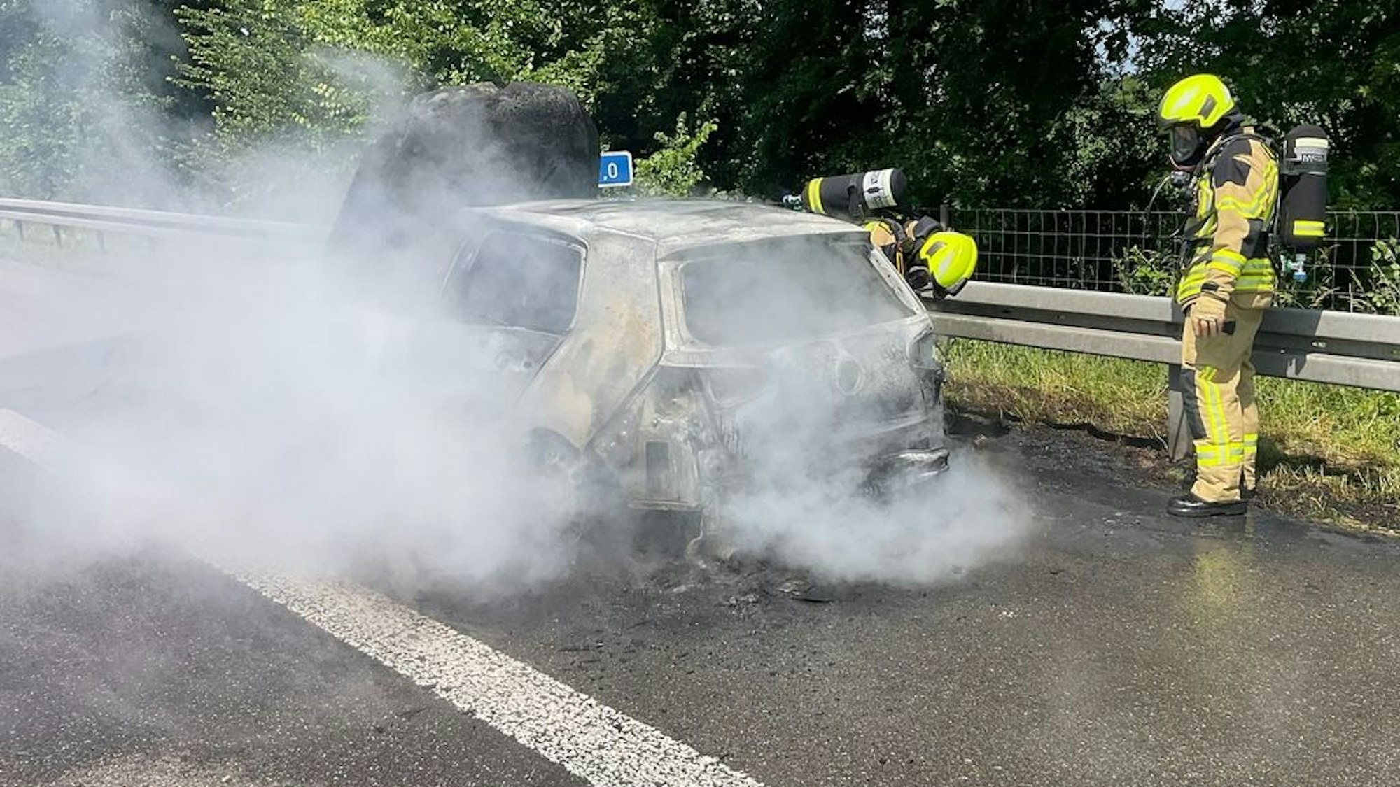 Brennender PKW auf der Autobahn A57 in Fahrtrichtung Niederlande, Einsatz der Feuerwehr Alpen
