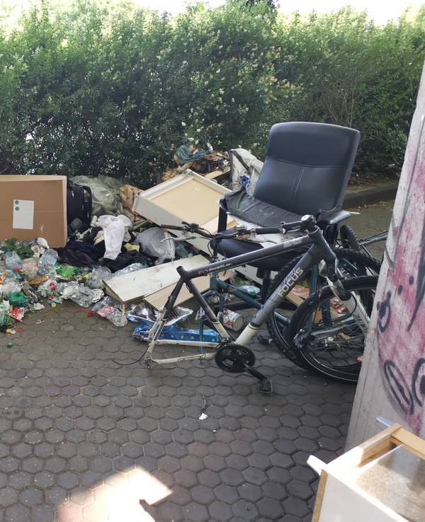 Müll liegt auf dem Boden.