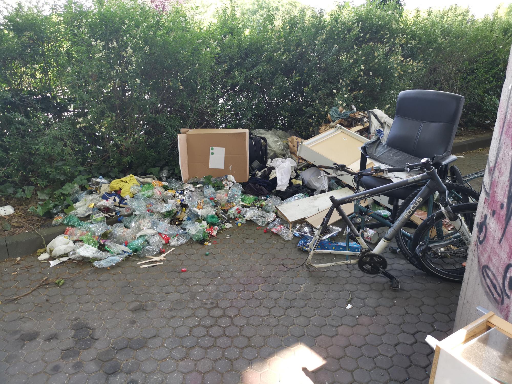 Müll liegt auf dem Boden.