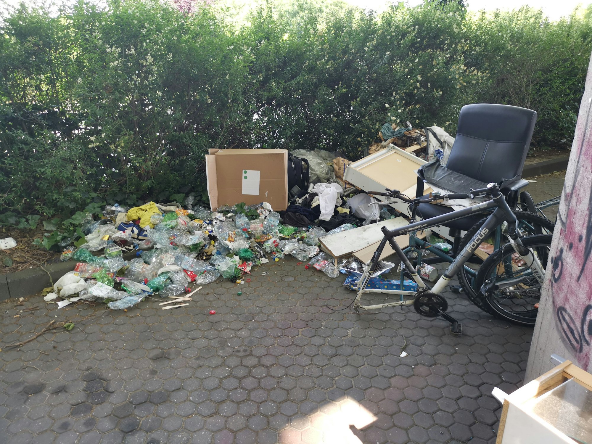 Müll liegt auf dem Boden.