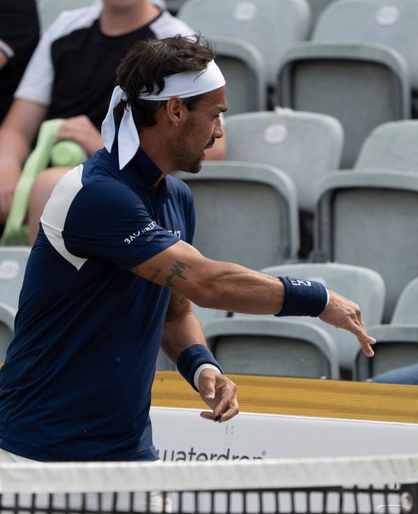 Fabio Fognini wirf seinen zerstörten Schläger weg.