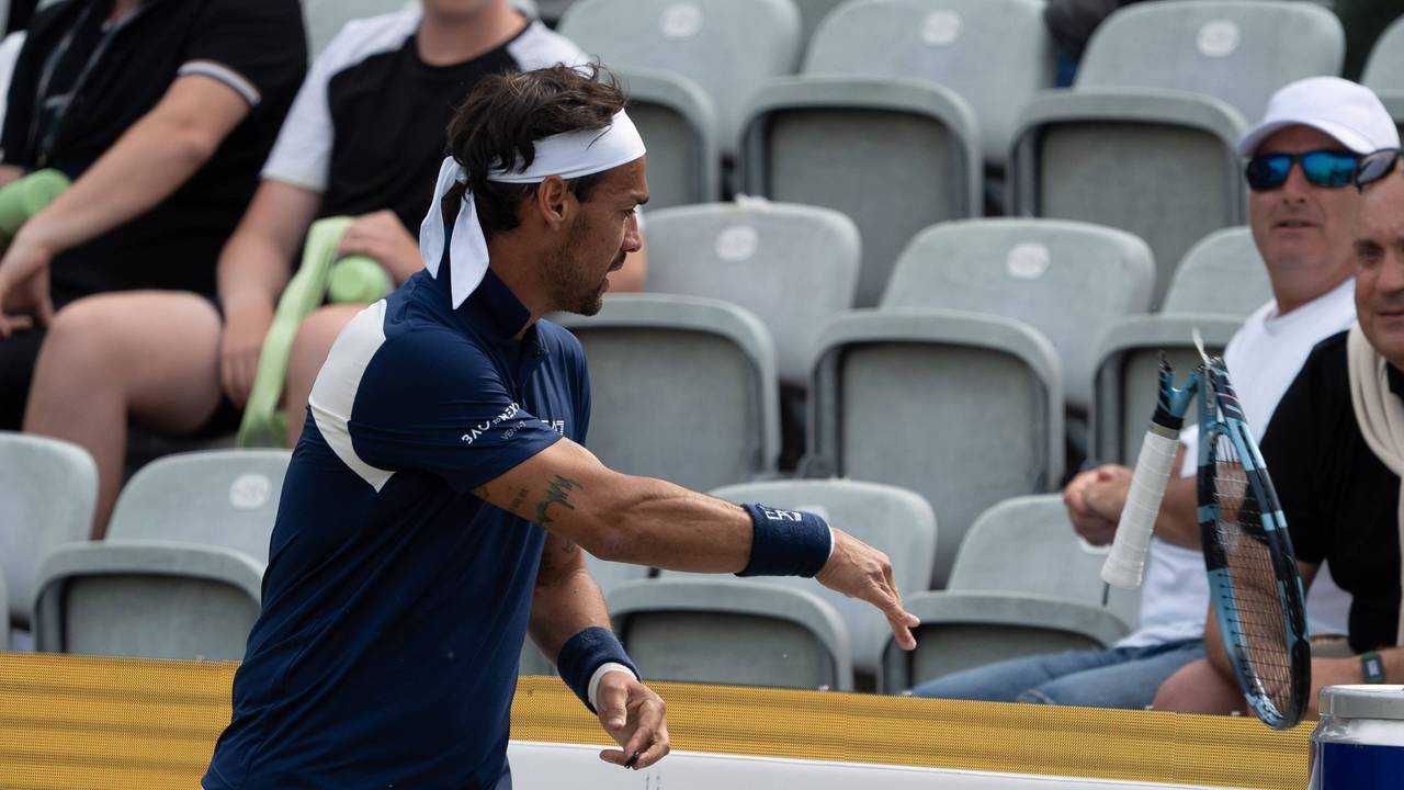 Fabio Fognini wirf seinen zerstörten Schläger weg.