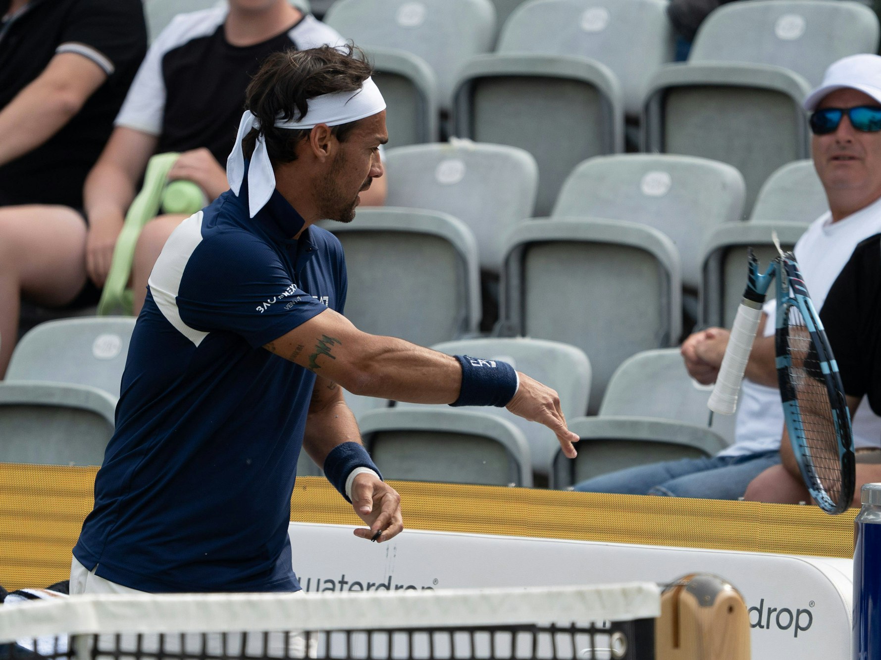 Fabio Fognini wirf seinen zerstörten Schläger weg.