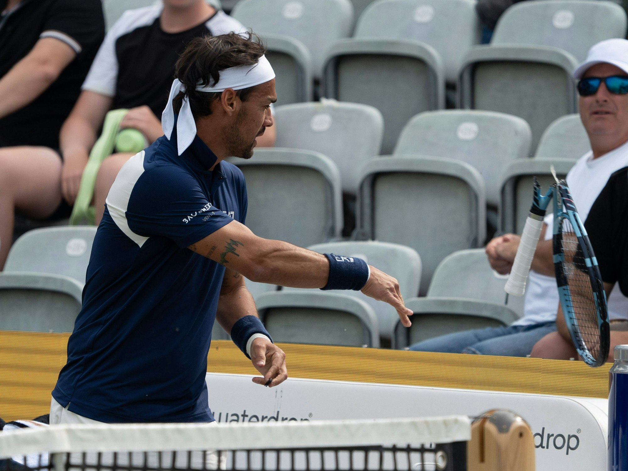 Fabio Fognini wirf seinen zerstörten Schläger weg.