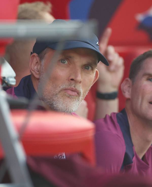 Thomas Tuchel sitzte auf der Trainerbank.
