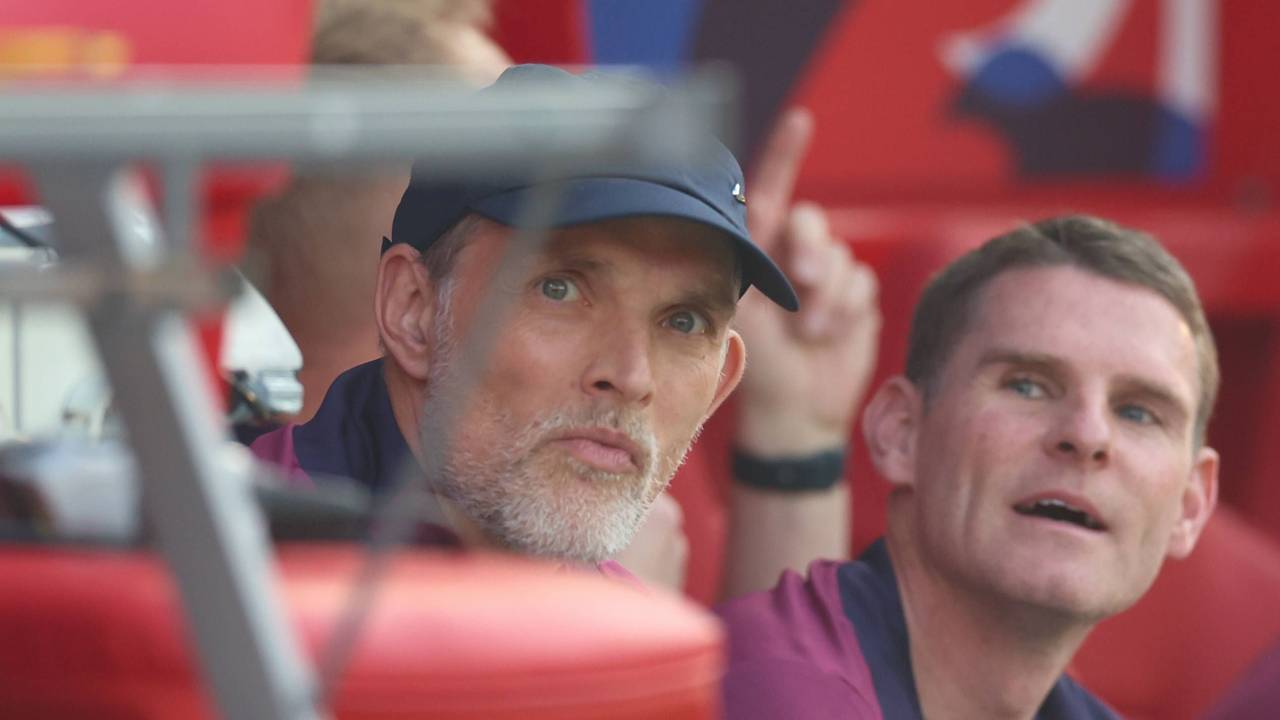 Thomas Tuchel sitzte auf der Trainerbank.