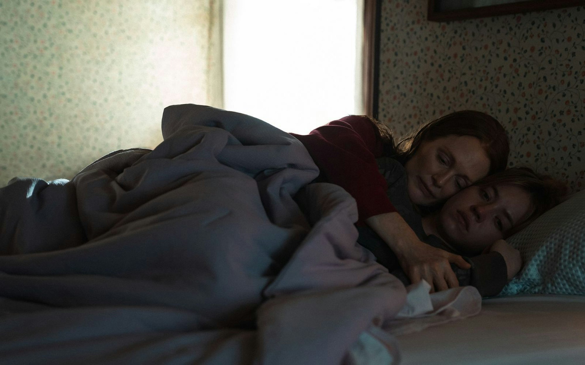 Claire (Sydney Sweeney) ist mal wieder zu Hause. Sie benötigt, wie immer, die gesamte Kraft, Liebe und Aufmerksamkeit von Mutter Kate (Julianne Moore, links). (Bild: Apple TV+)