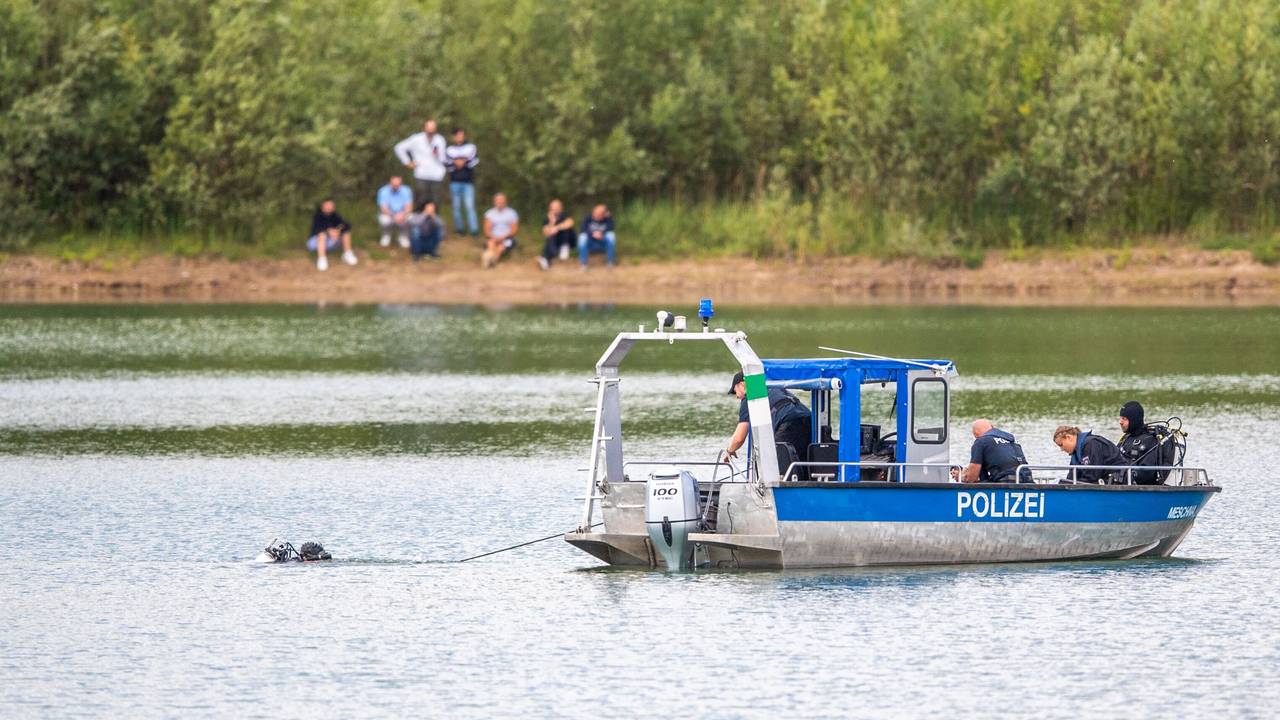 Ein Polizeiboot bei einem Einsatz auf einem See (Symbolfoto)