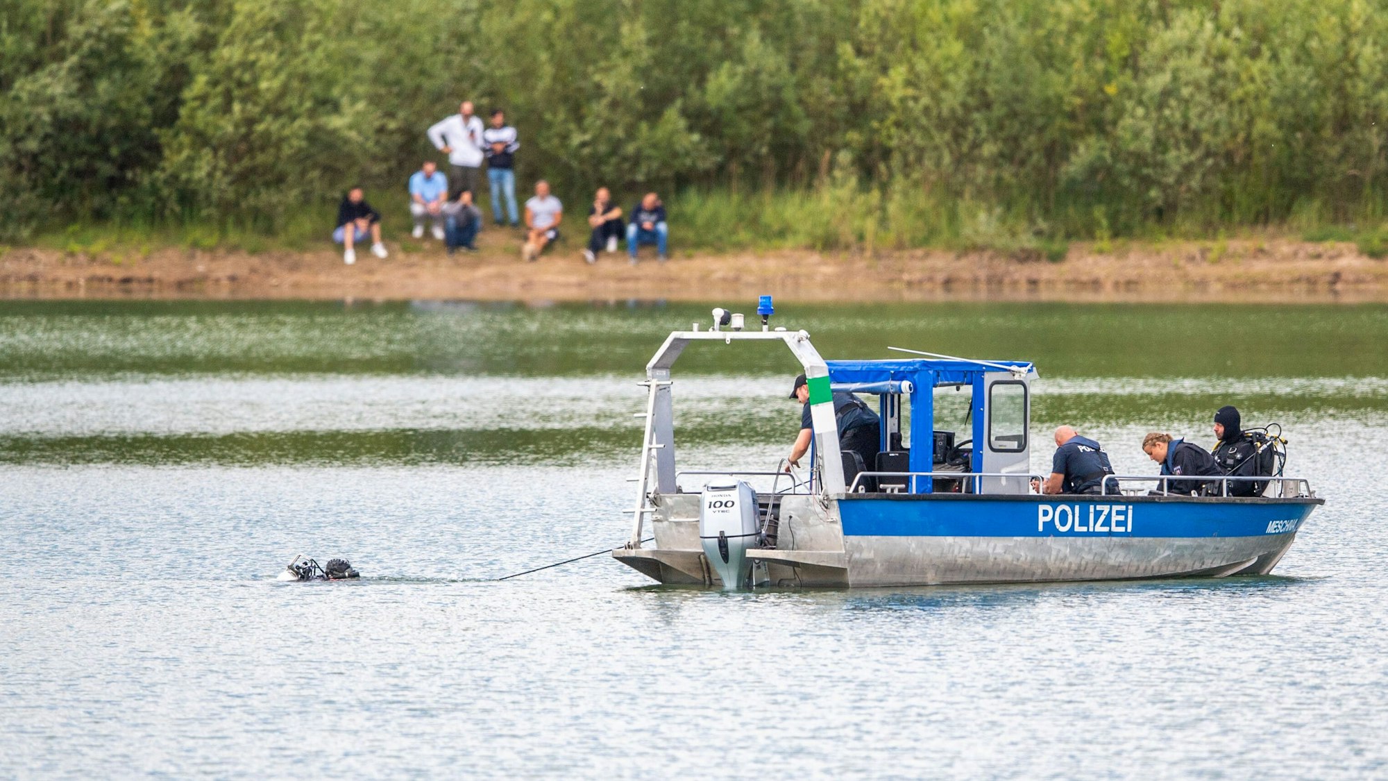 Ein Polizeiboot bei einem Einsatz auf einem See (Symbolfoto)