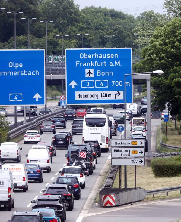 Autos stauen sich auf einer Autobahn von der eine Abfahrt nach Buchheim, Höhenberg, Vingst und dem TÜV führt.