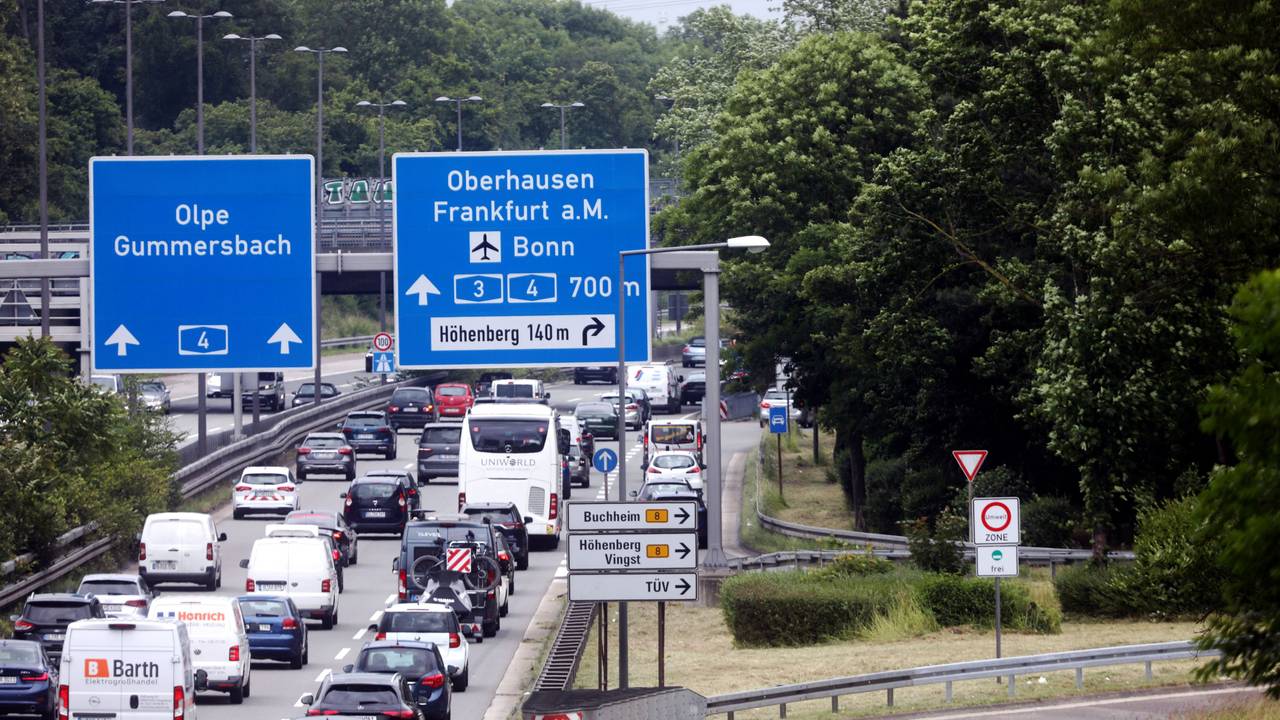 Autos stauen sich auf einer Autobahn von der eine Abfahrt nach Buchheim, Höhenberg, Vingst und dem TÜV führt.
