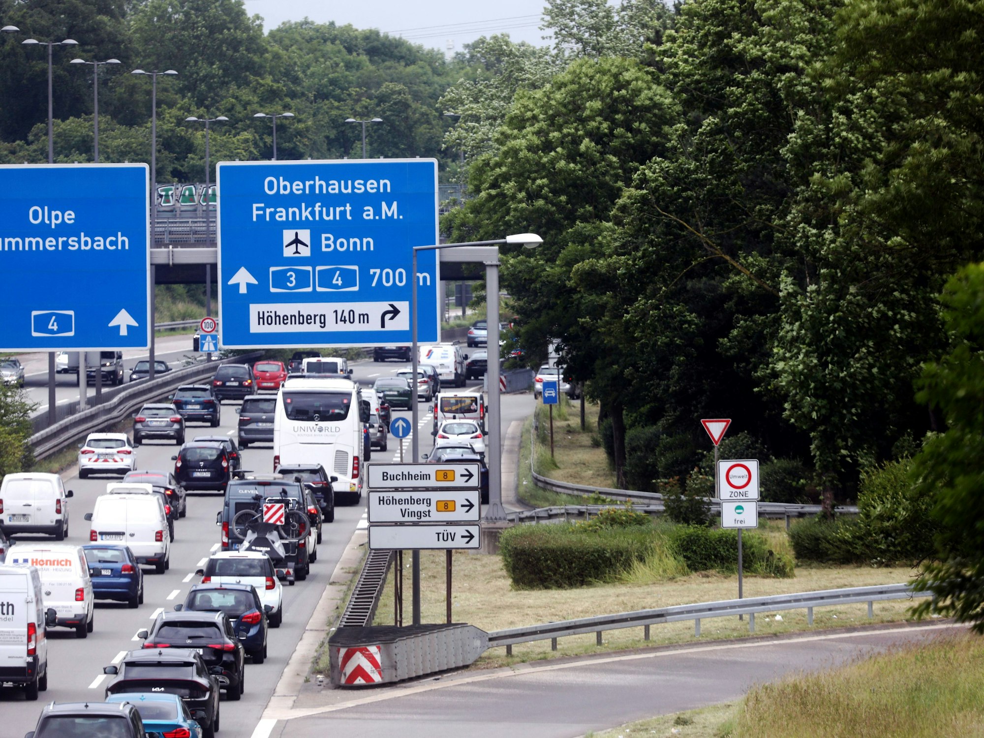 Autos stauen sich auf einer Autobahn von der eine Abfahrt nach Buchheim, Höhenberg, Vingst und dem TÜV führt.