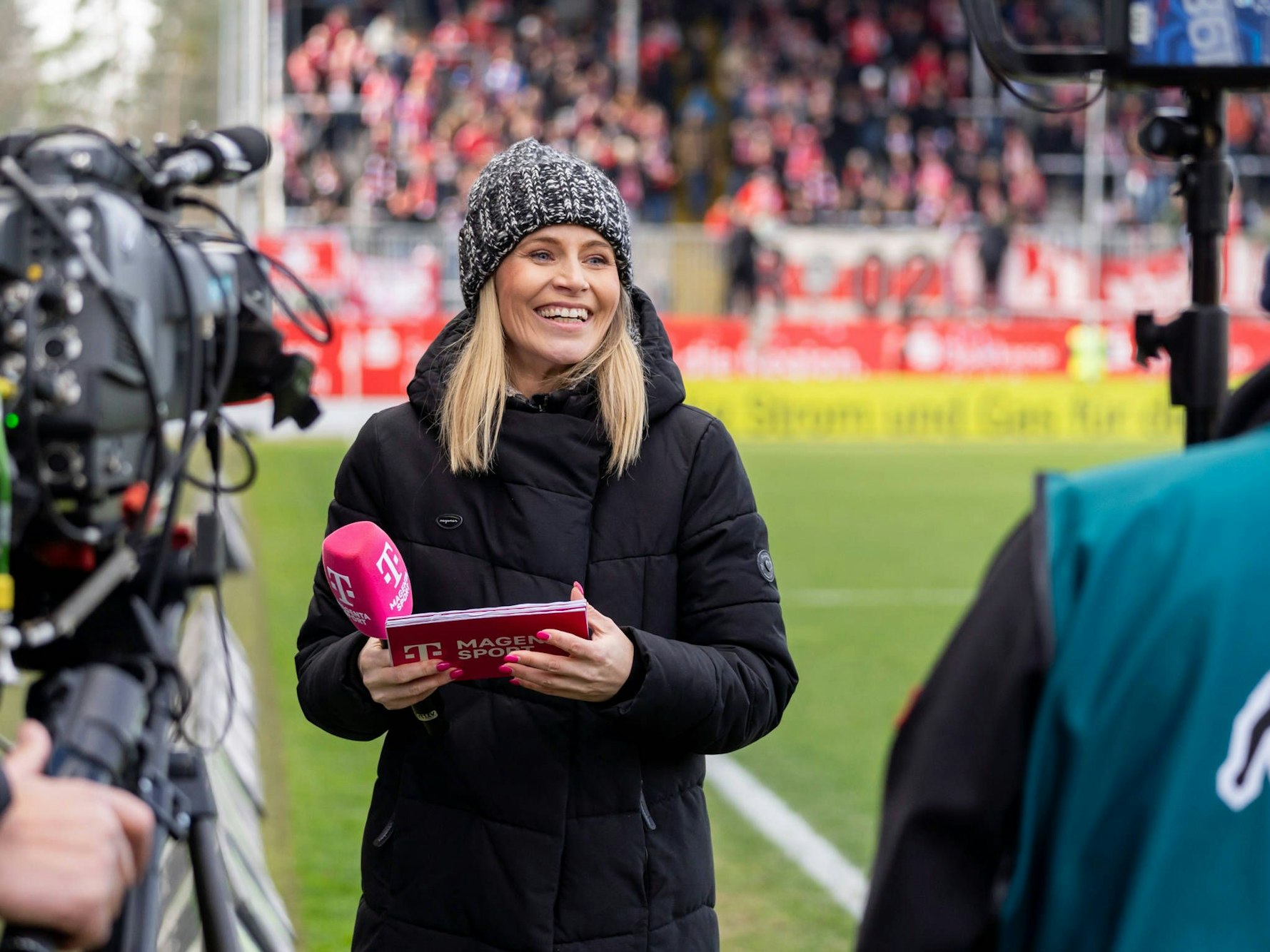 Julia Kleine als Moderatorin bei Magenta Sport in der 3. Liga.