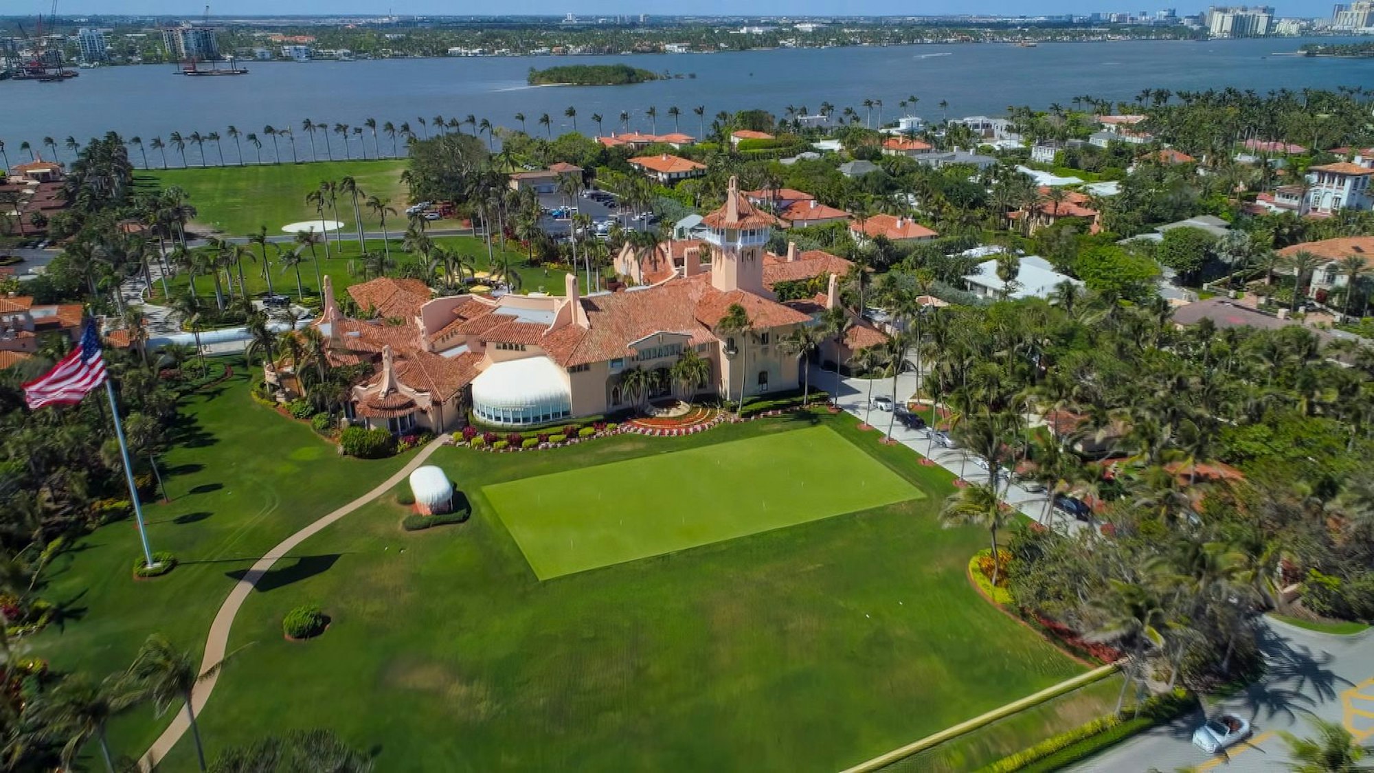 Trump hat sein Anwesen Mar-a-Lago in Florida zur politischen Schaltzentrale ausgebaut. (Bild: ZDF/Ligne de Front)