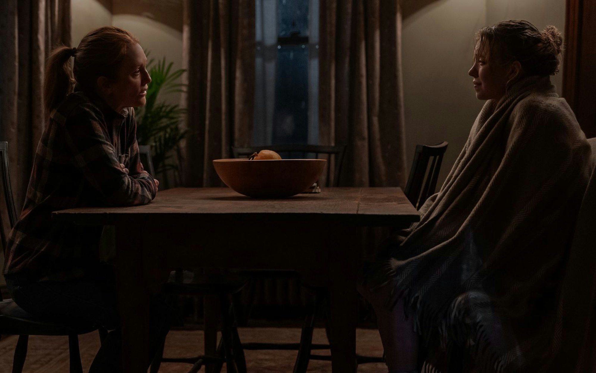Können sich Claire (Sydney Sweeney) und ihre Mutter Kate (Julianne Moore) am Küchentisch aussprechen? (Bild: Apple TV+)