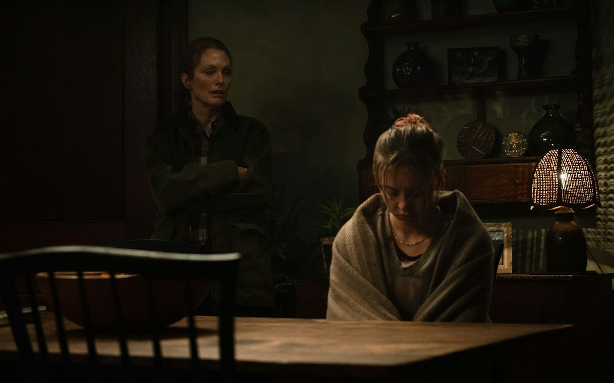 Nächtliche Begegnung unter schwierigen Umständen: Claire (Sydney Sweeney, rechts) und ihre Mutter Kate (Julianne Moore). (Bild: Apple TV+)