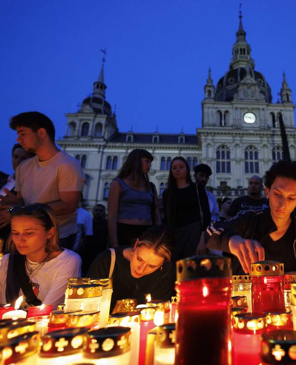 Dutzende Kerzen wurden in Graz aufgestellt. Die Menschen trauern und sind zutiefst schockiert.