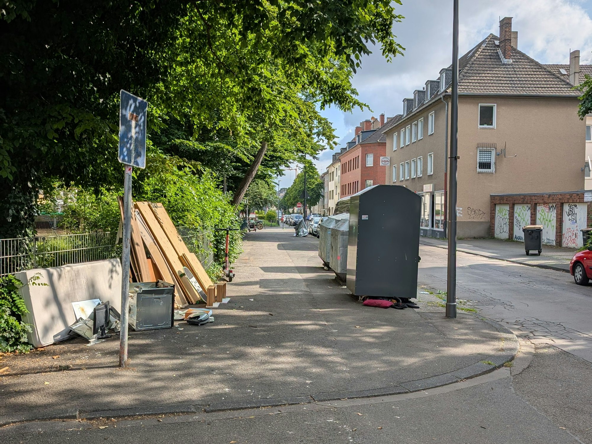 Abfall liegt am Straßenrand.