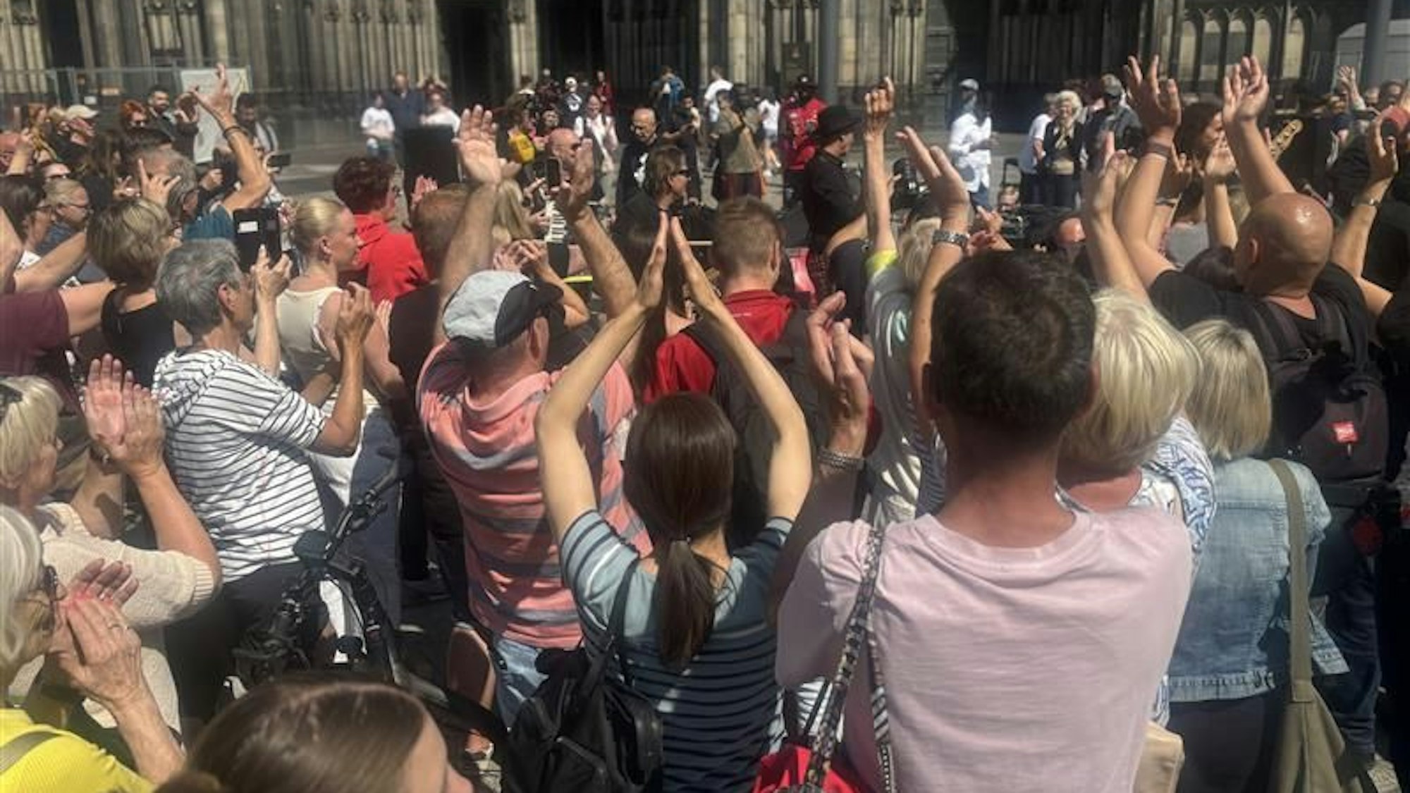 Brings trat spontan vor dem Kölner Dom auf.