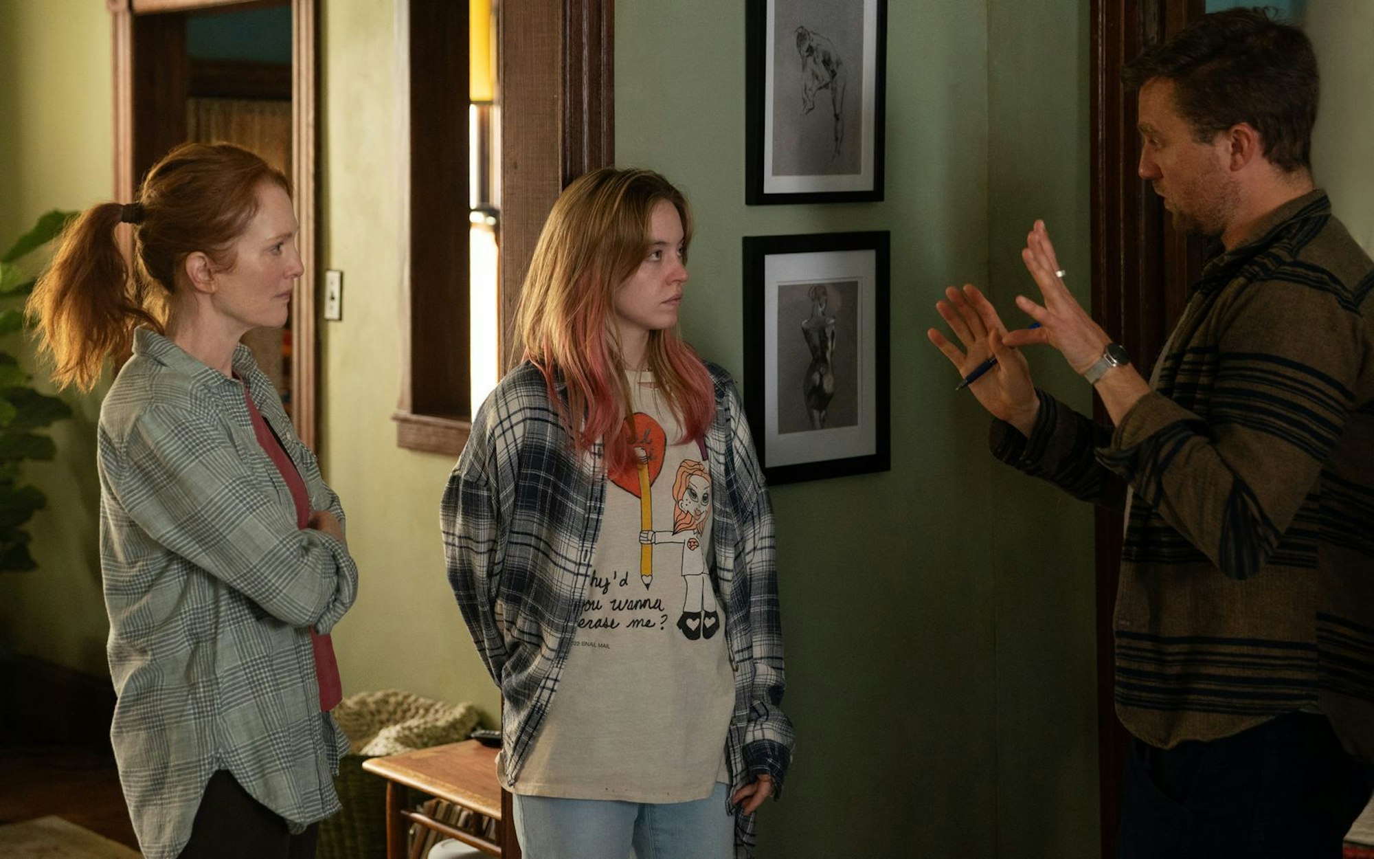 Oscar-Preisträgerin Julianne Moore (links) spielt die Mutter von Jungstar Sydney Sweeney im Apple-Film „Echo Valley“. Hier erklärt ihnen Regisseur Michael Pearce eine Szene. (Bild: Apple TV+)